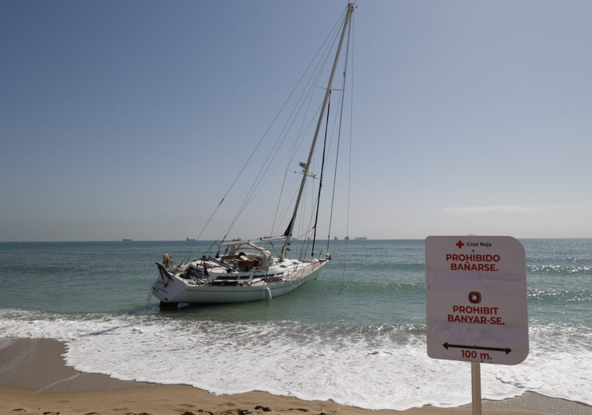 Otro barco varado en El Saler: un velero, cuatro días encallado